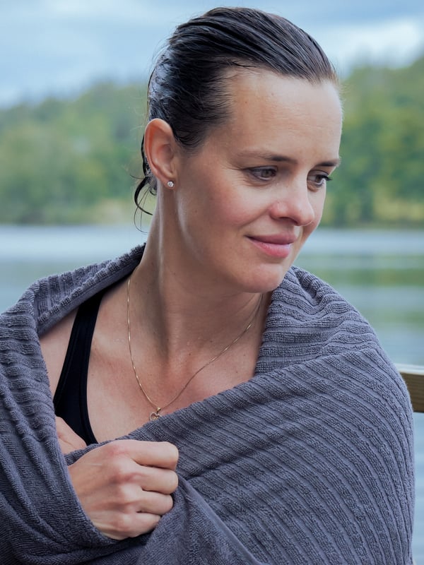 A dark grey VÅGSJÖN bath towel