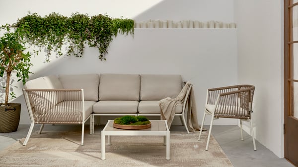 Un divano angolare a 3 posti SEGERÖN da esterno bianco/beige/Frösön/Duvholmen beige.