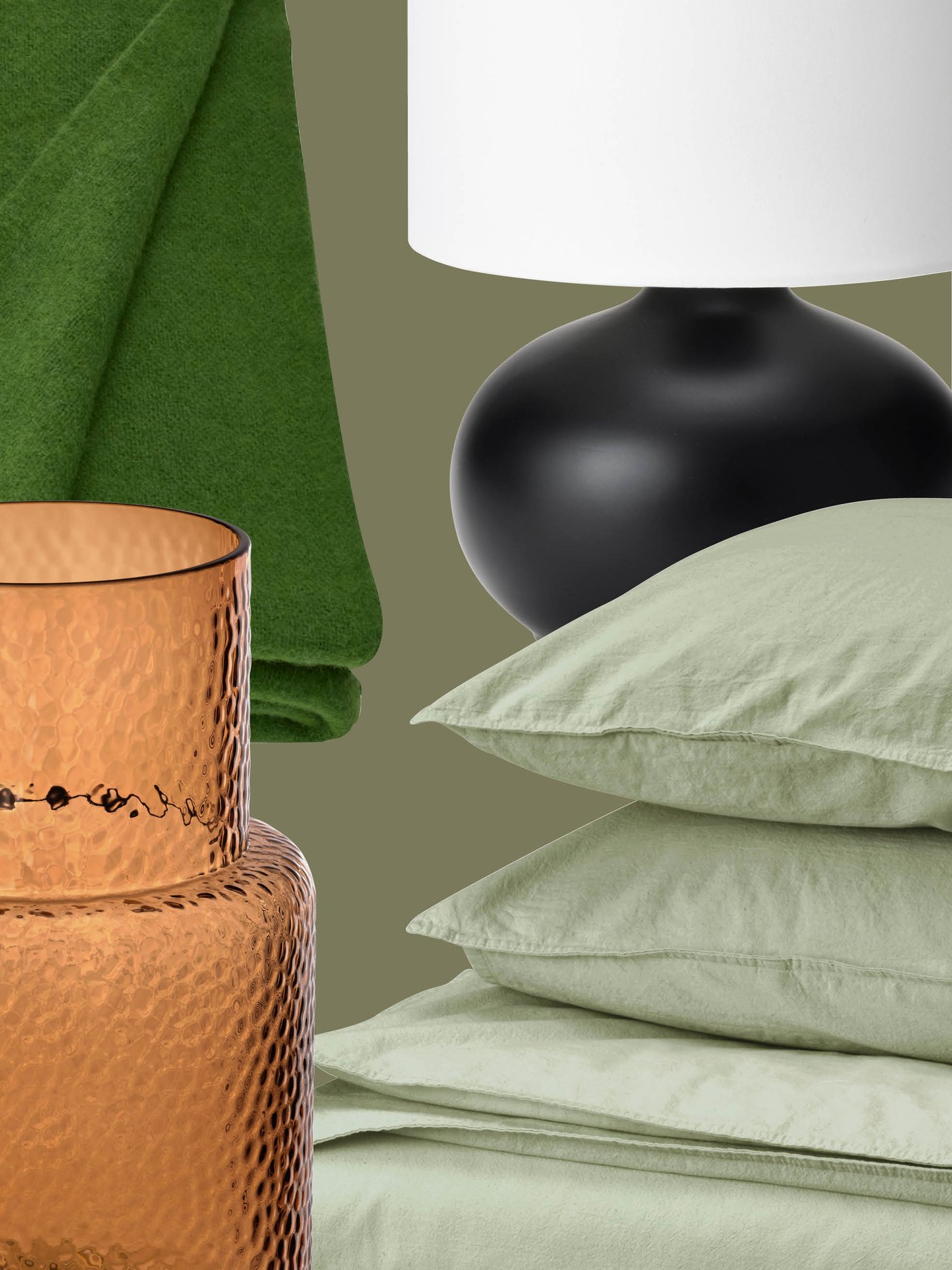 Un plaid vert, un vase en verre texturé ambré, un pied de lampe noir avec un abat-jour blanc et une parure de lit IKEA vert pâle s'associent pour créer une ambiance intérieure chaleureuse et harmonieuse.
