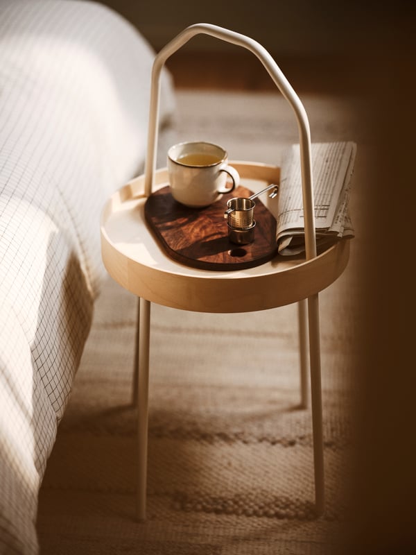 Eine graue GLADELIG-Tasse