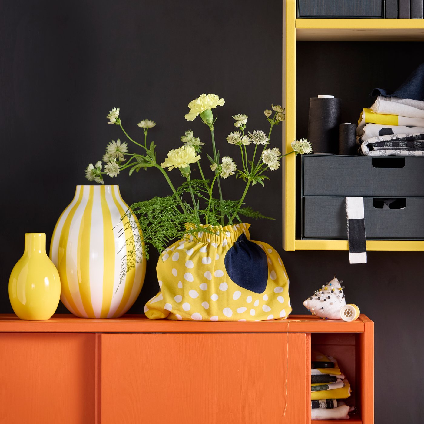 Eine BLODBJÖRK Vase in Gelb.