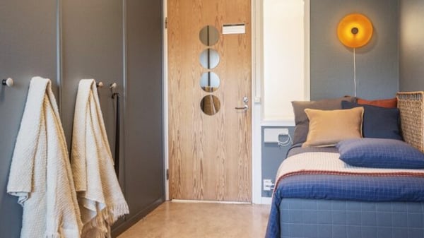En orange rund VARMBLIXT LED-bords-/vägglampa i glas