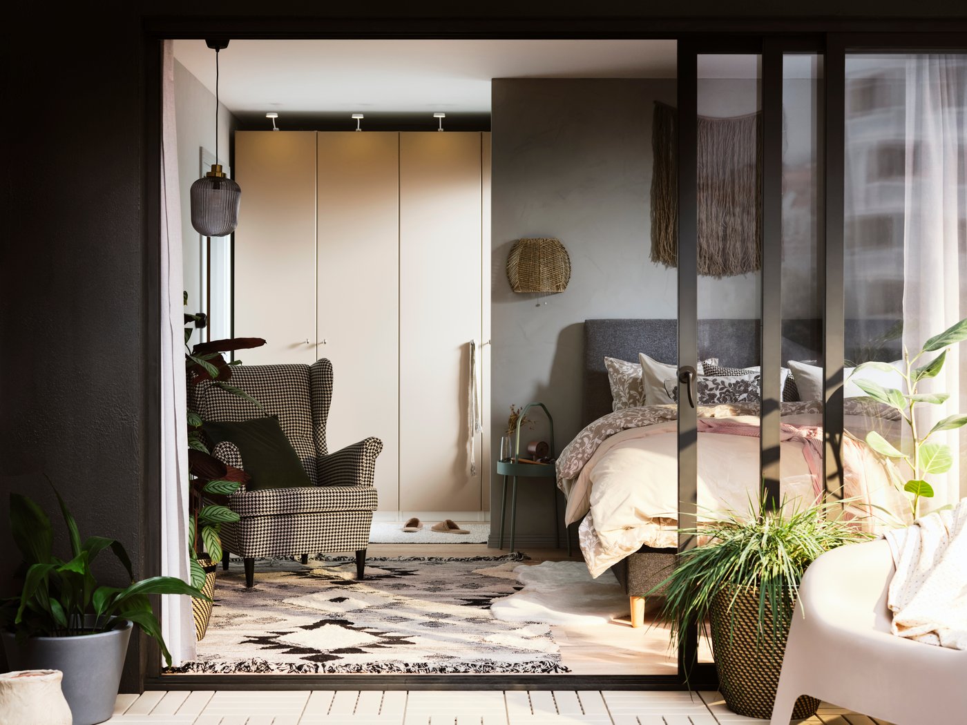 Schlafzimmer mit einer PAX/REINSVOLL Kleiderschrankkombination neben einem IDANÄS Bettgestell.