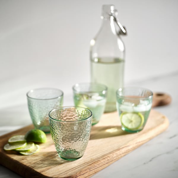 DVÄRGSTUBB Gläser in einem leicht grünlichen Ton aus rezykliertem Glas hergestellt. 