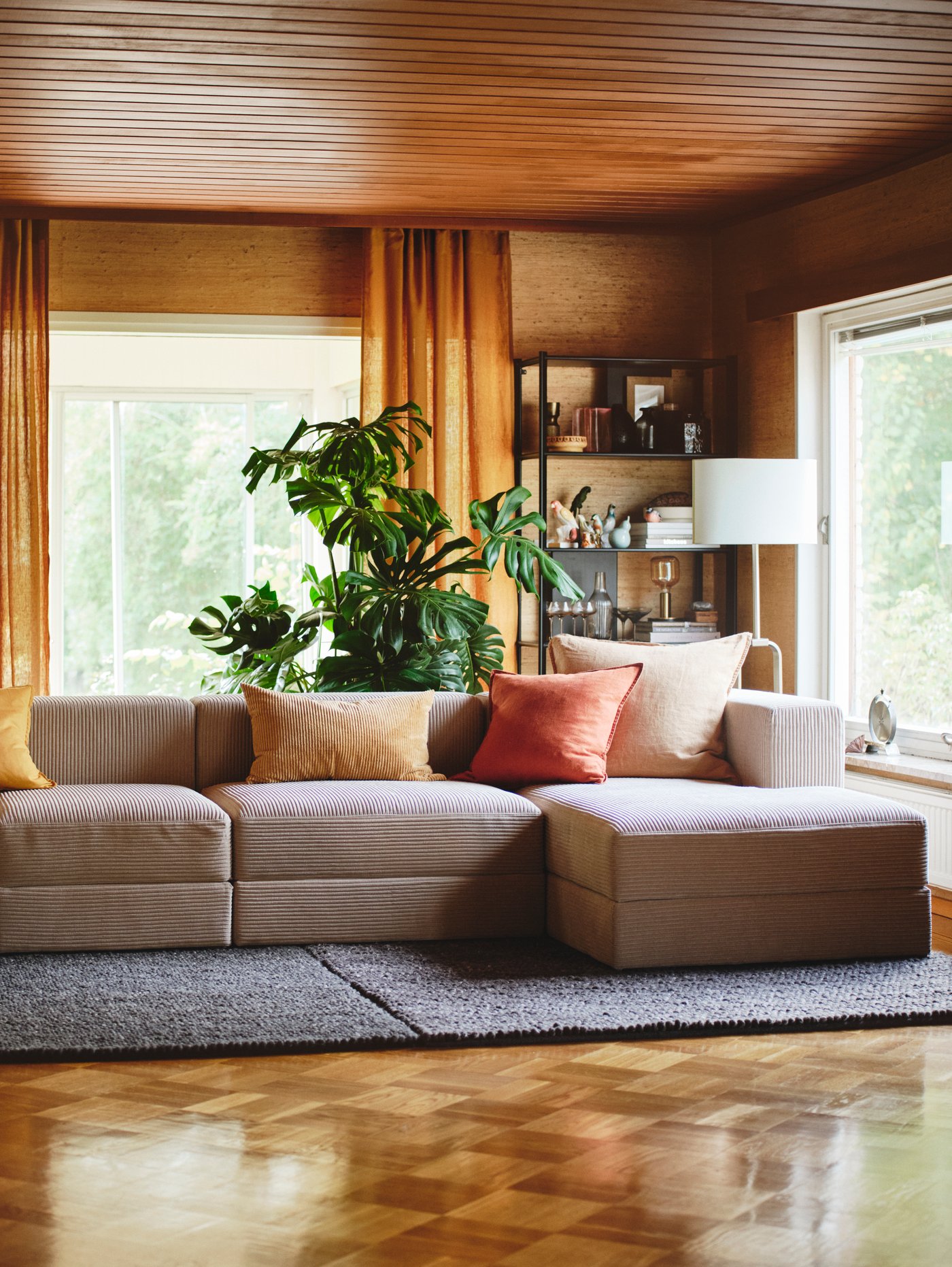 A right/Samsala grey-beige JÄTTEBO 4,5-seat mod sofa w chaise longue in the living room.