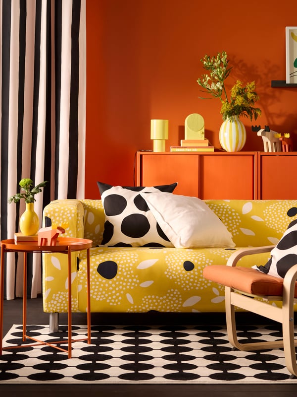 An yellow BLODBJÖRK vase in the living room