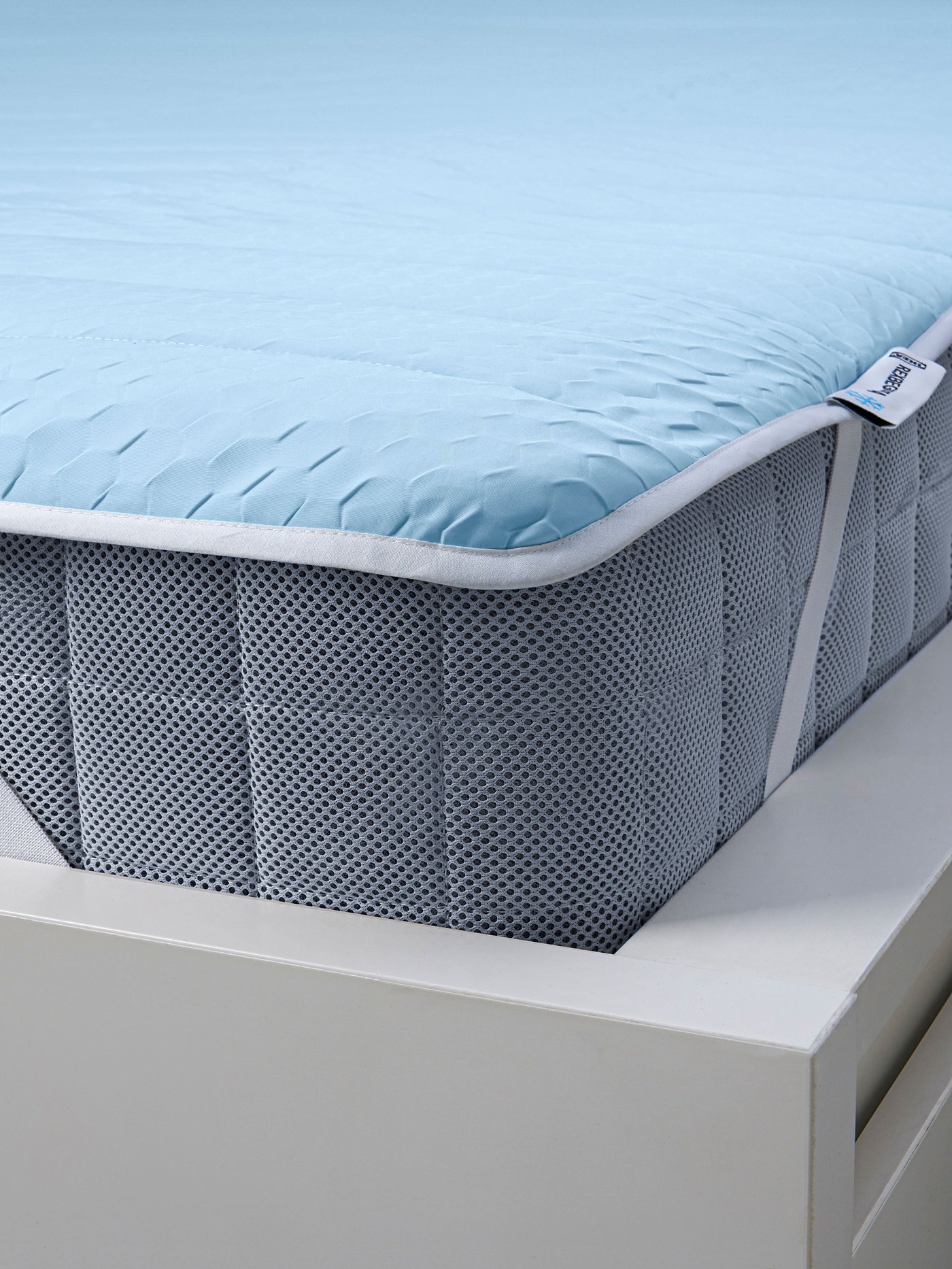 A REXBEGONIA mattress protector in the NA