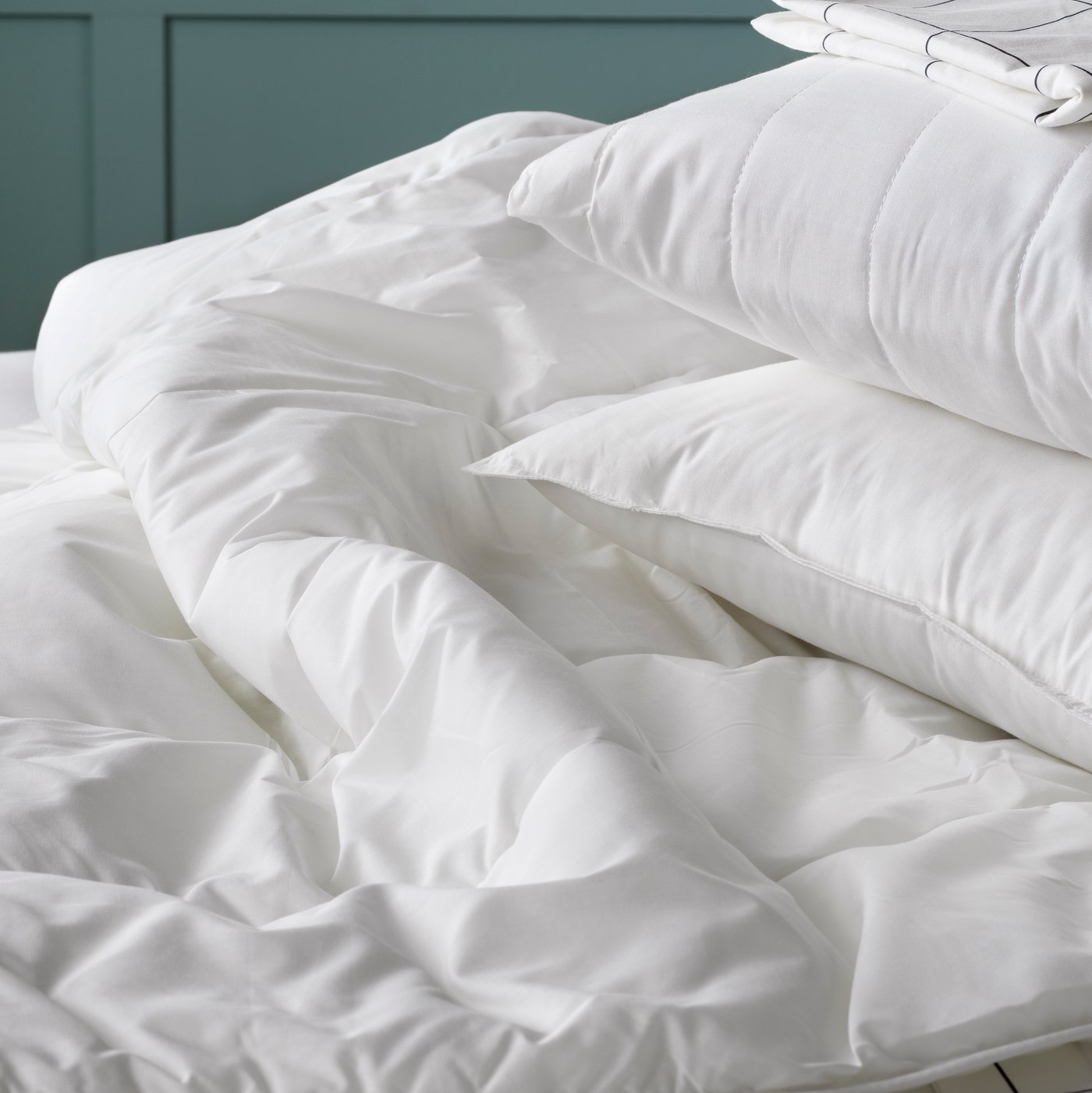 A SMÅSPORRE duvet, light warm in the bedroom