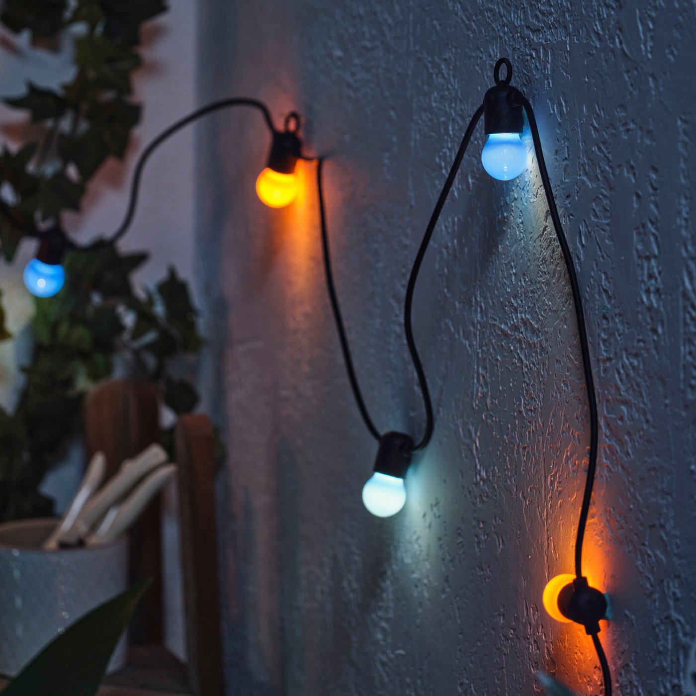 A battery-operated/outdoor multicolour SOLVINDEN LED lighting chain with 12 bulbs outside