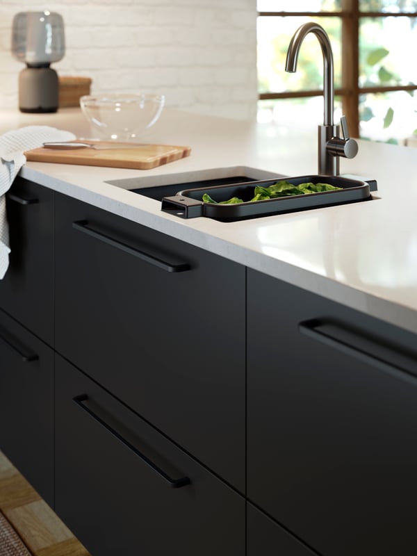 NICKEBO drawer fronts in matte anthracite, a SYMFONISK speaker lamp with Wi-Fi and a DELSJÖN kitchen faucet in pewter effect.