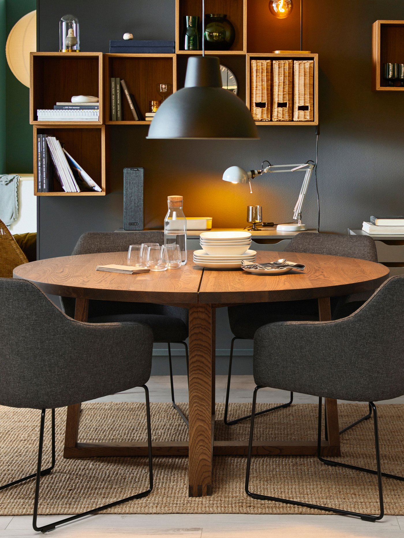 A round MÖRBYLÅNGA dining table with four grey TOSSBERG dining chairs.