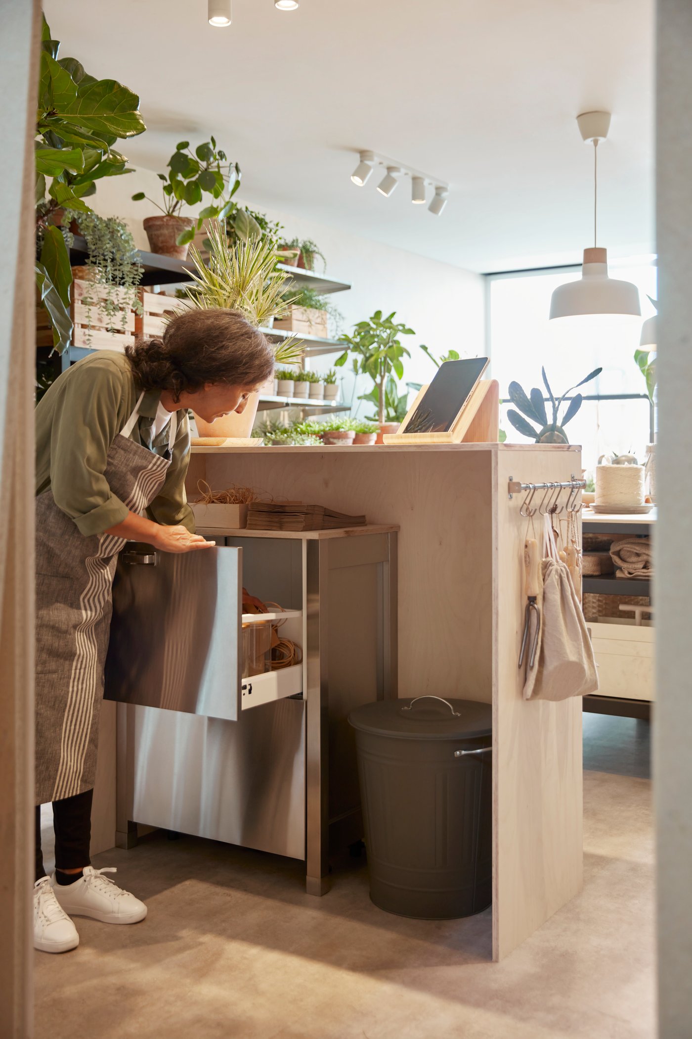 A grey KNODD bin with lid in the home office