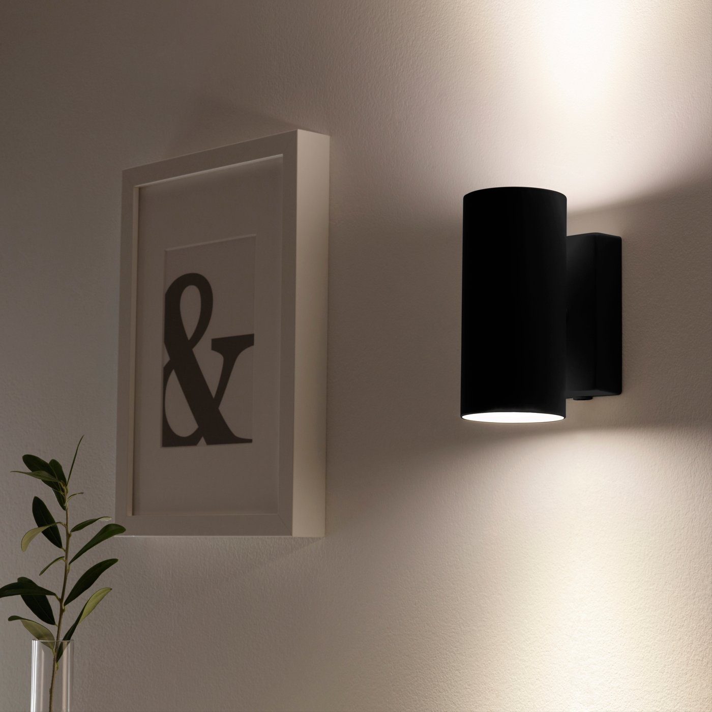 An anthracite NYMÅNE wall up/downlighter, wired-in