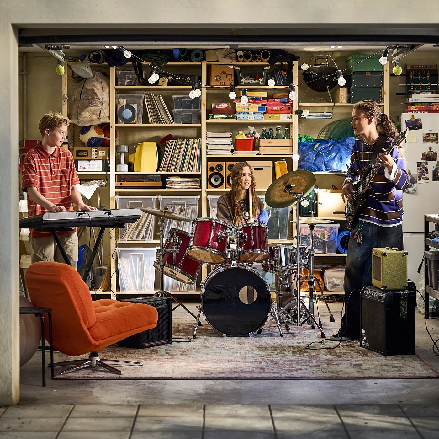 IVAR Regale und SAMLA Boxen in einer ordentlich organisierten Garage, in der eine Band gemeinsam probt.