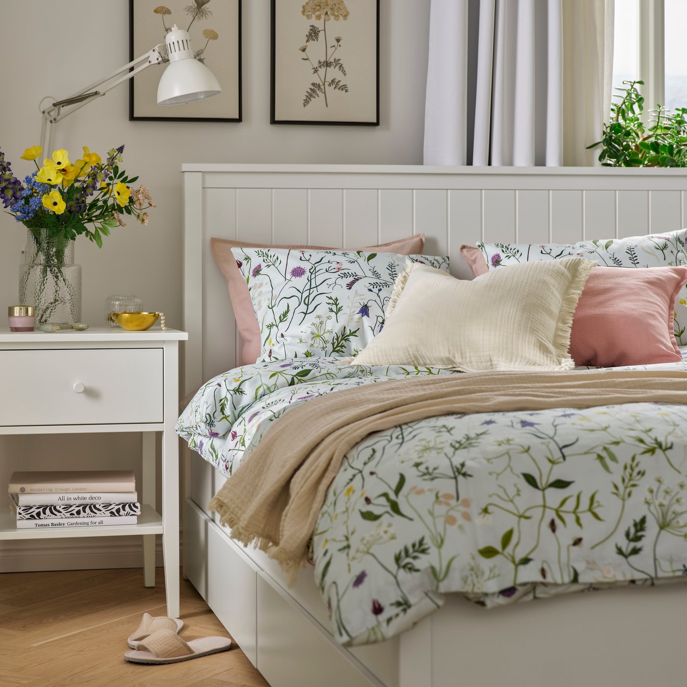 A cosy bedroom with a GULLABERG bedside table and bed frame. MATTOXBÄR bed linen is on the bed with cushions and a throw.