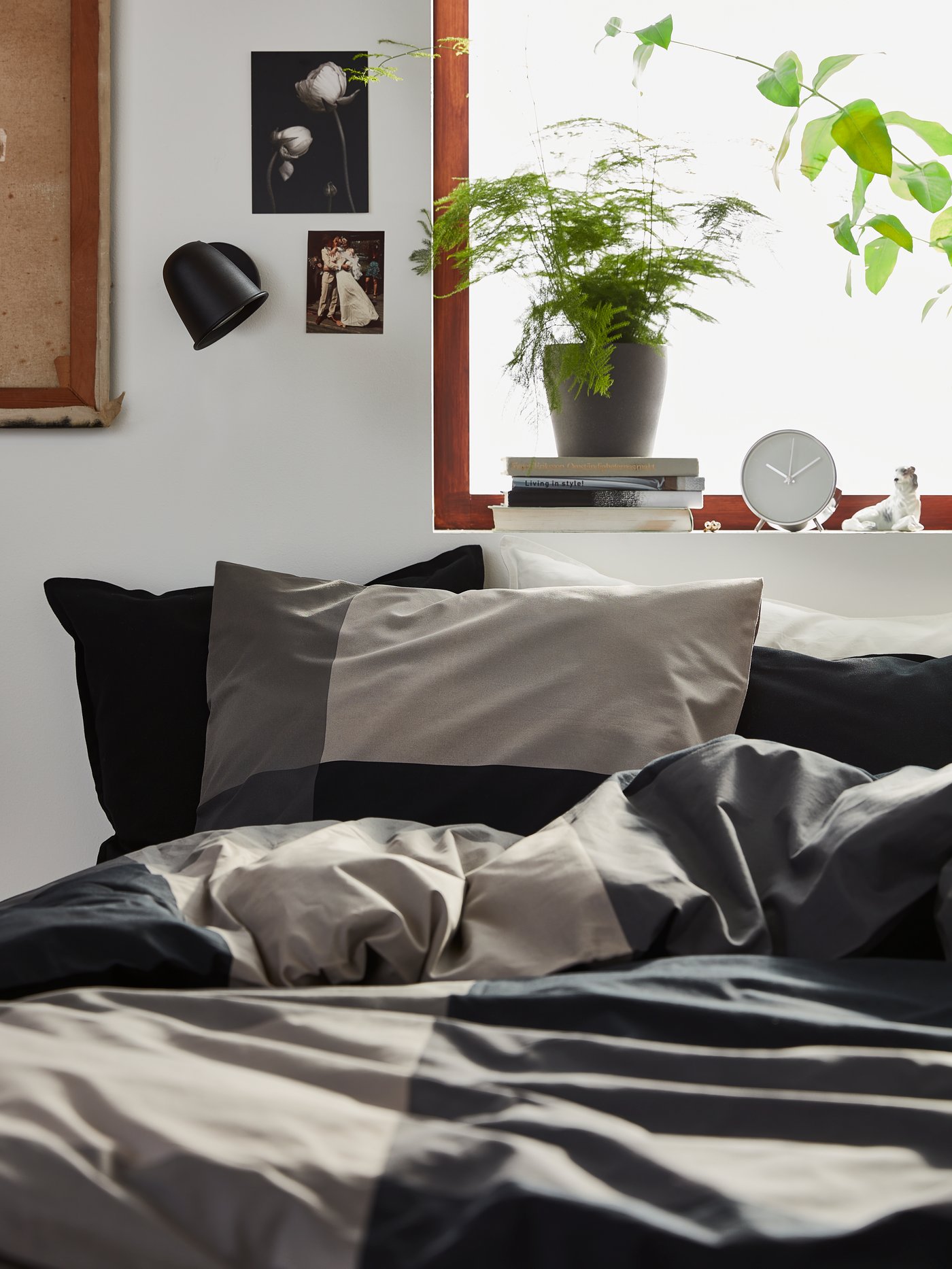 A dark grey PERSILLADE plant pot in the bedroom