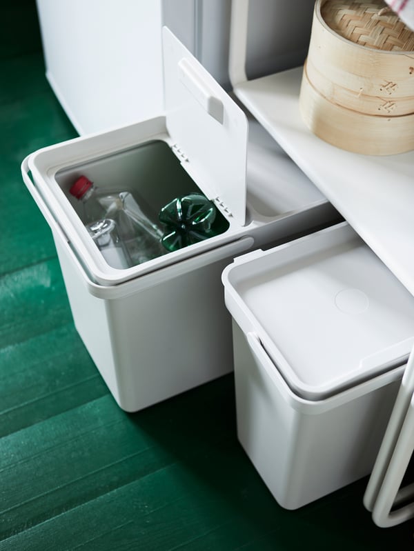 A light grey HÅLLBAR bin with lid