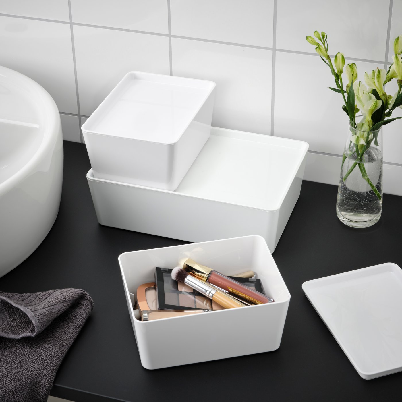 A white KUGGIS box with lid in the bathroom