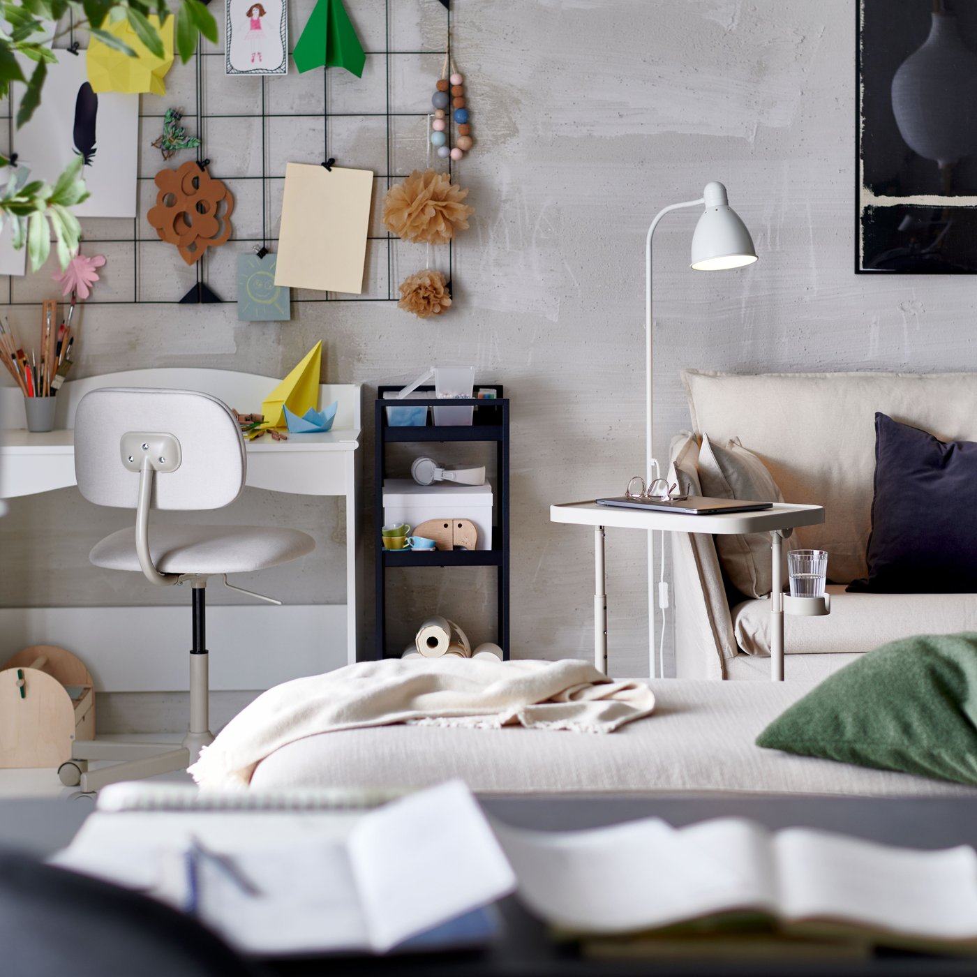 Séjour avec une méridienne KIVIK beige près d’un bureau et fauteuil BACKSÄLEN adossé à un mur.