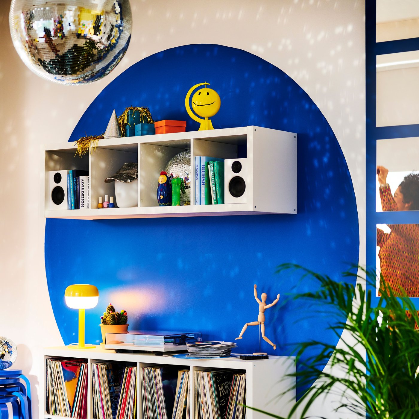 A multicolour ISKÄRNA LED table lamp