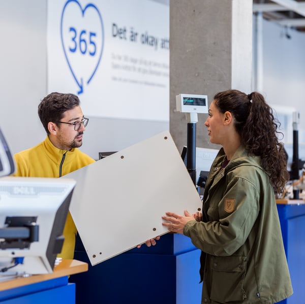 Un client discute avec un collaborateur dans un magasin IKEA.
