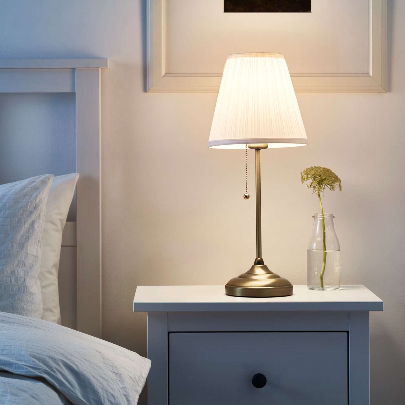 A brass/white ÅRSTID table lamp