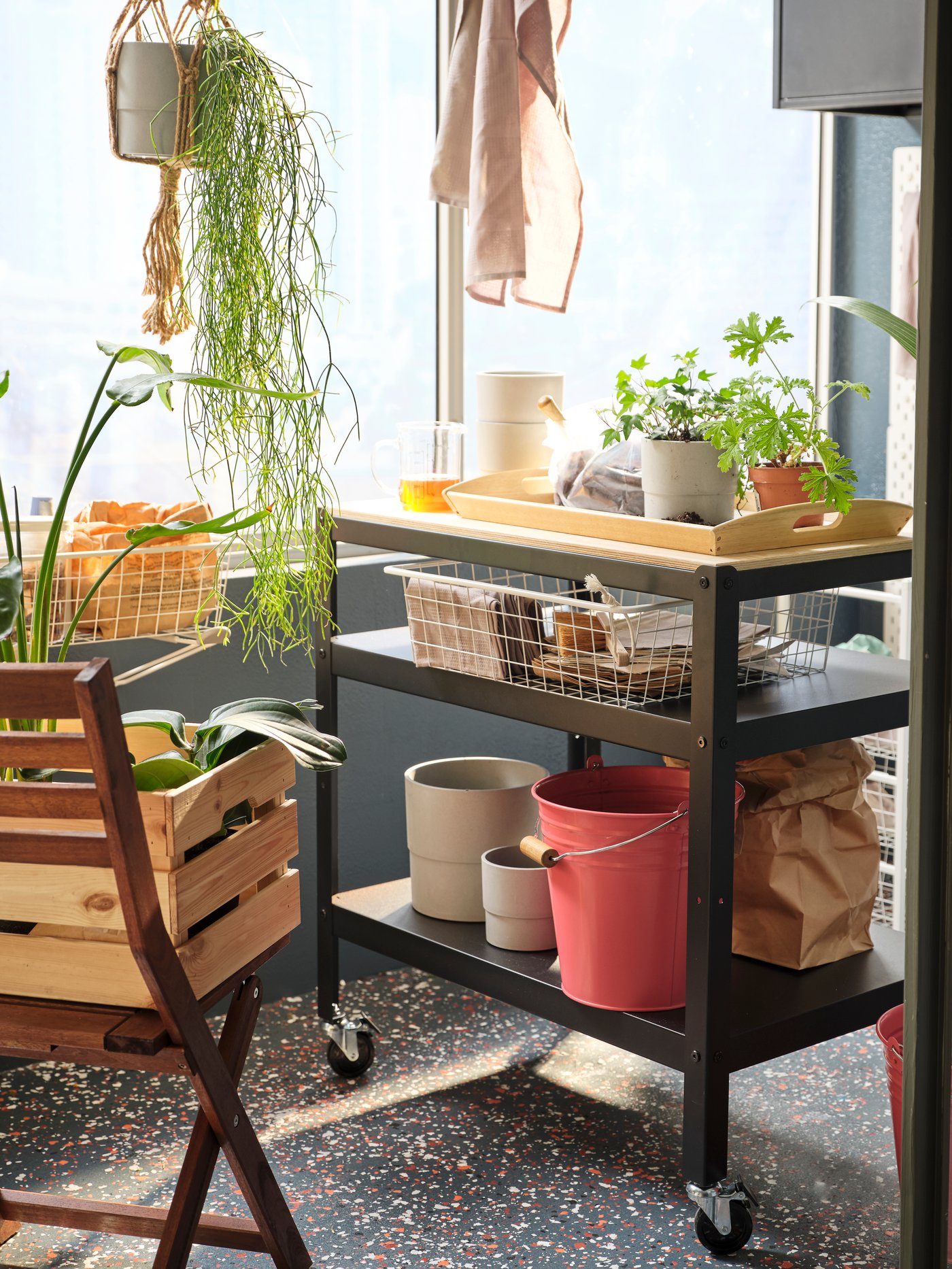 A foldable brown stained ÄPPLARÖ chair, outdoor outside