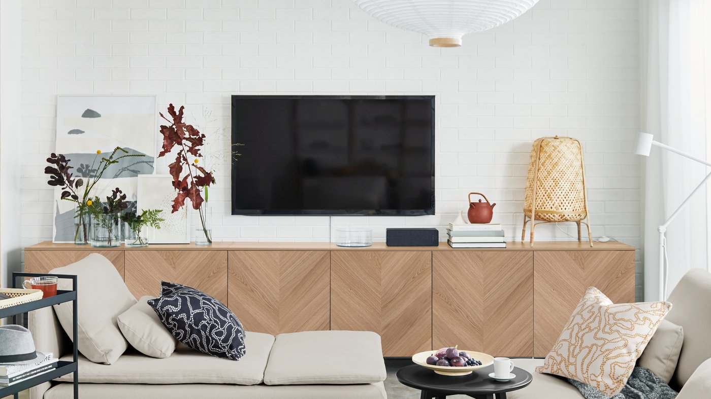 A white/Hedeviken/Ösarp oak veneer BESTÅ storage combination with doors in the living room
