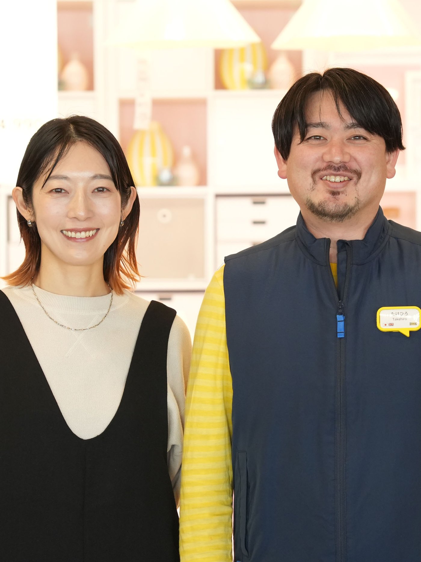 ホームファニッシング売場で、黒い服を着たイケアのコワーカー2人が並んで立っている