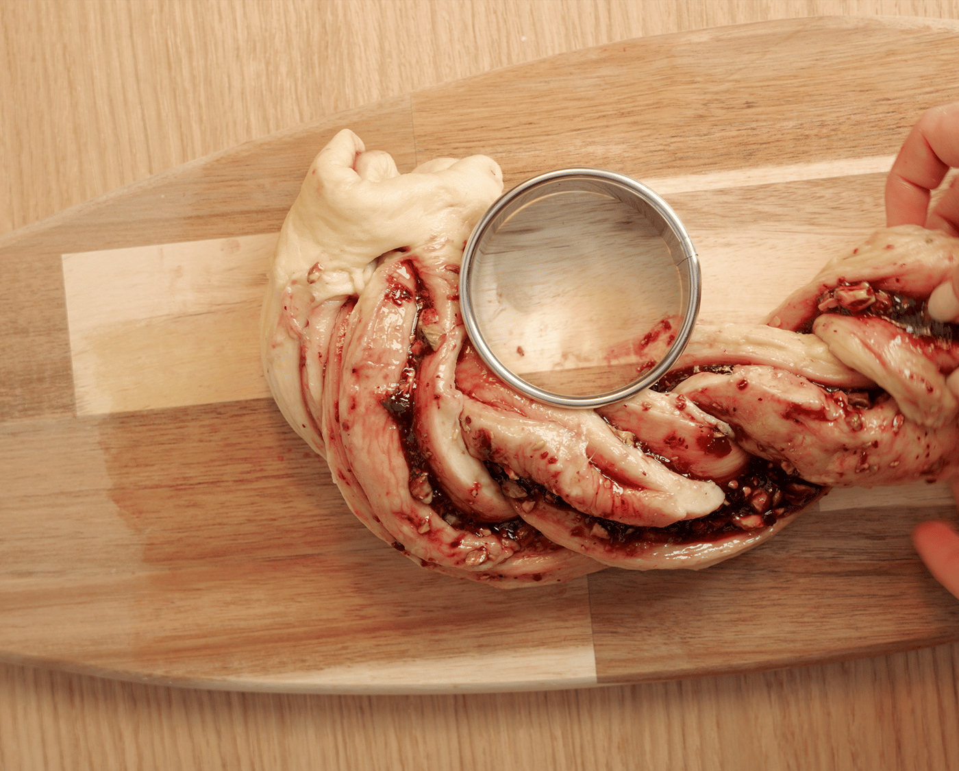 A FASCINERA cutting board made of acacia wood