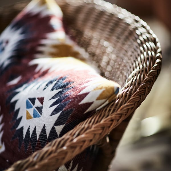 Silla AGEN, hecha de materiales sustentables y con responsabilidad sobre las comunidades que la hacen. Se ubica con un cojín de fuente consciente