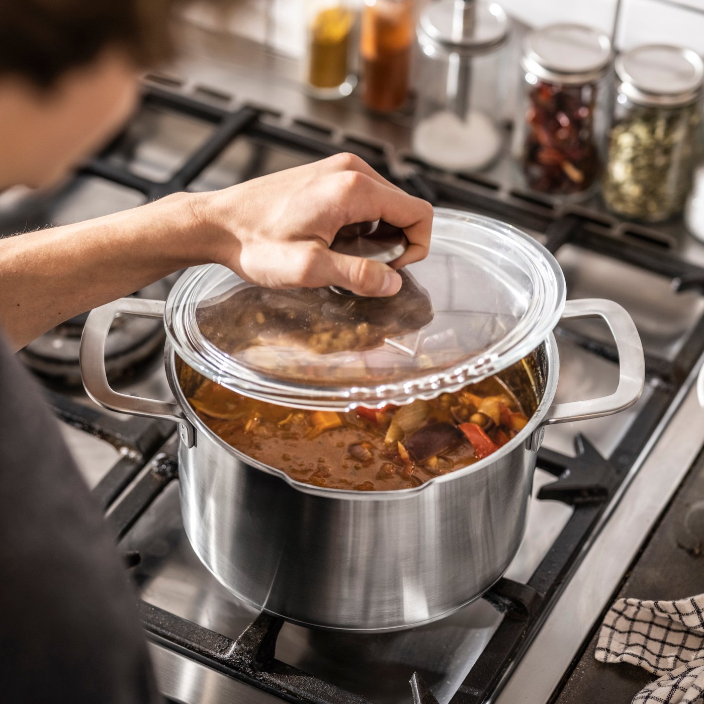 A stainless steel/glass HEMKOMST pot with lid