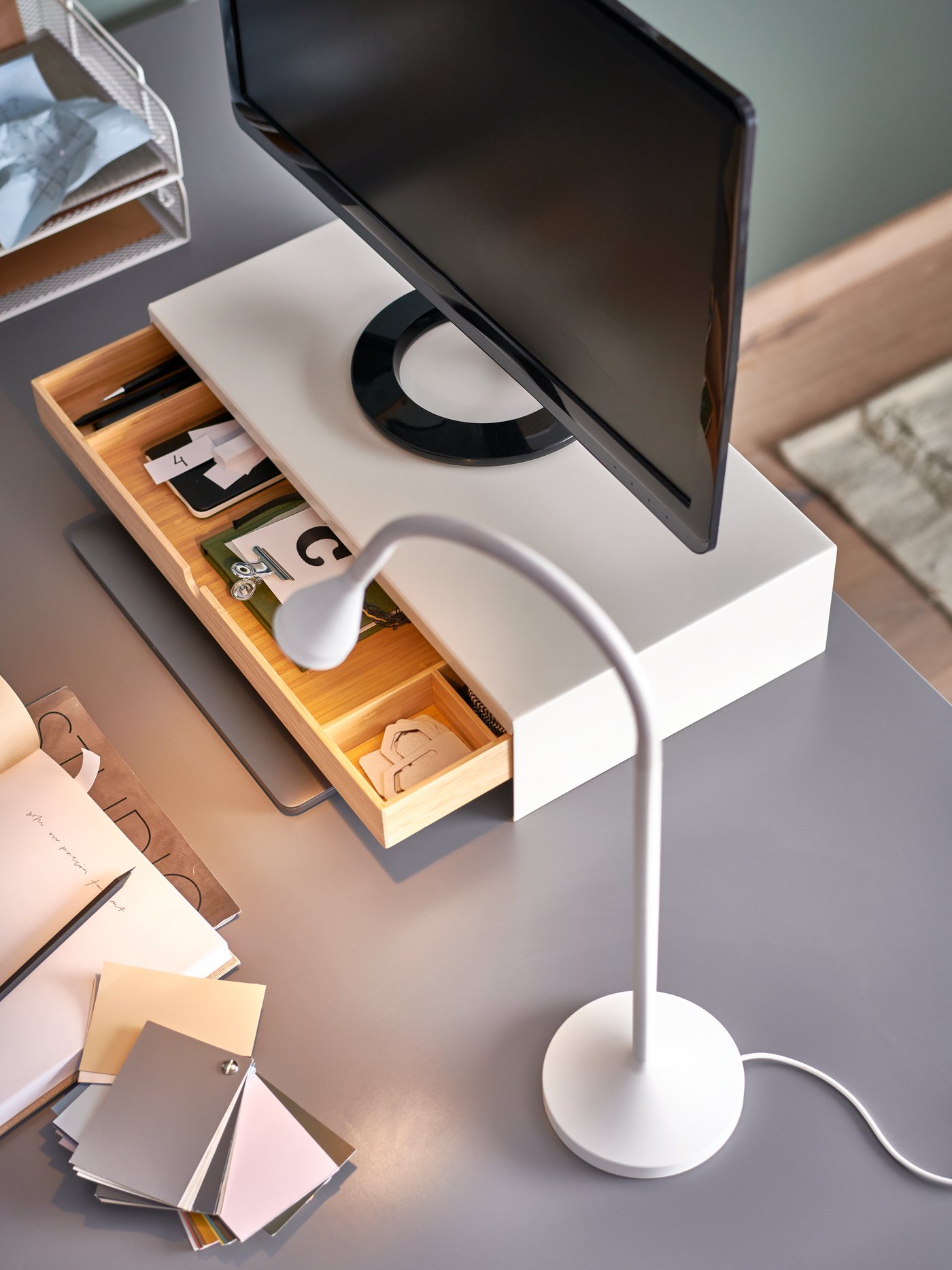 A white NÄVLINGE LED work lamp in the home office
