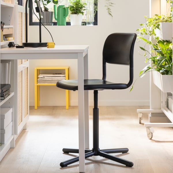 Un escritorio IKEA con una silla de escritorio SMÄLLEN.