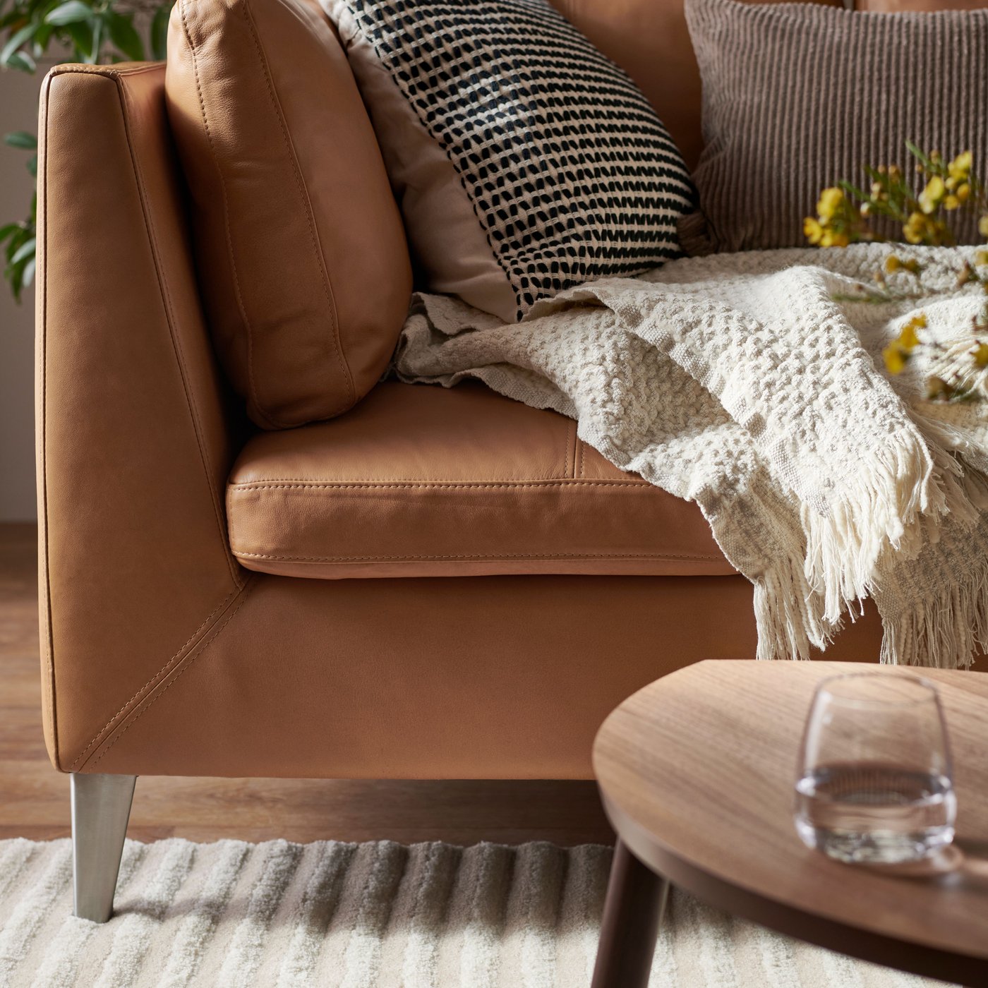 Une table en placage de noyer de la série STOCKHOLM dans le salon.