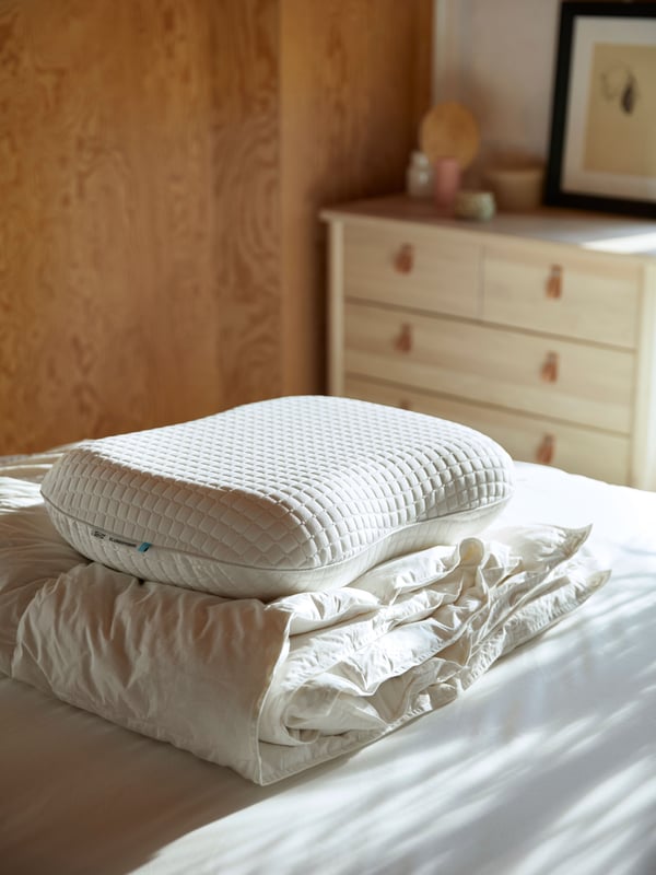 KLUBBSPORRE cooling ergonomic pillow with duvet n bed mattress.