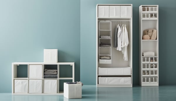 Una caja SKUBB blanca en el dormitorio