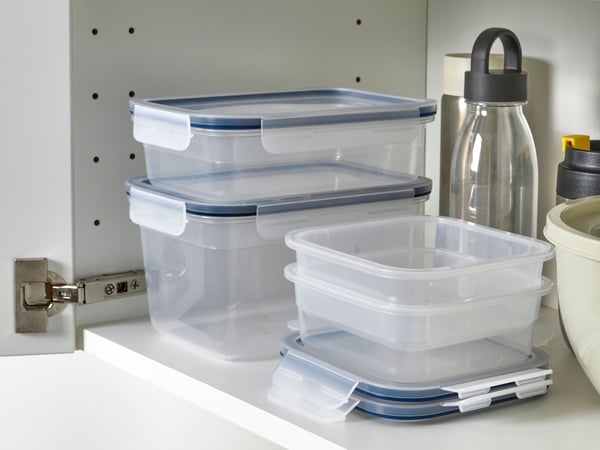 Een kunststof IKEA 365+ voorraaddoos met deksel in de keuken