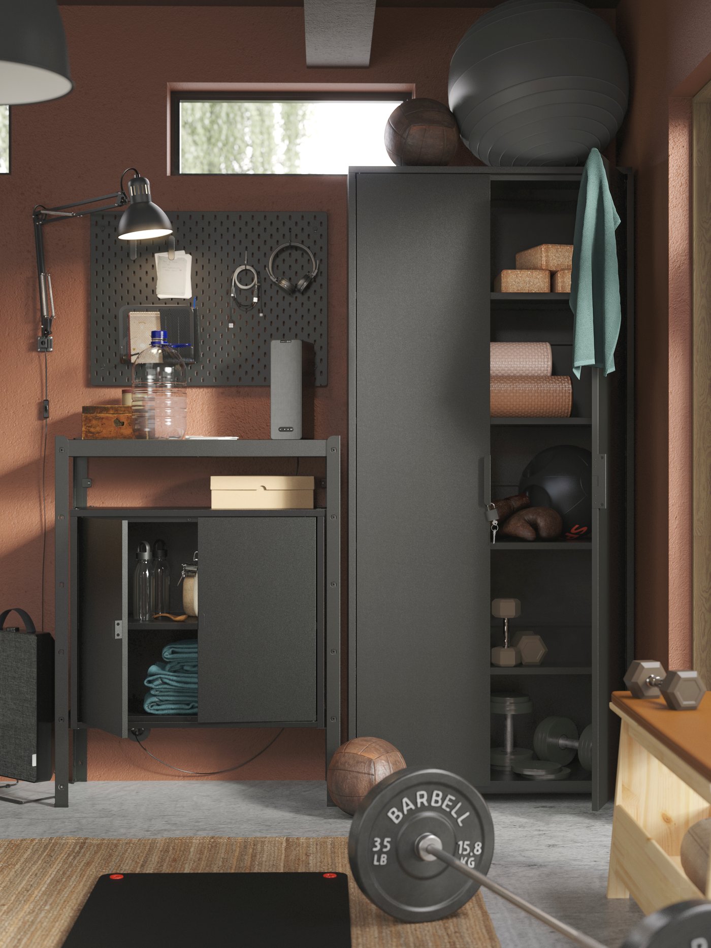 Netjes opgeruimde garage met een combinatie van BROR stellingkasten en kasten en een zwart SKÅDIS ophangbord.
