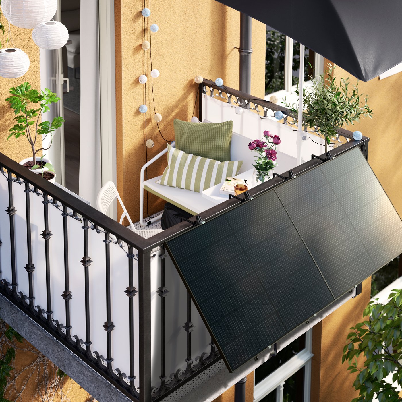 Un balcon sur lequel est fixé un panneau solaire à l'extérieur.