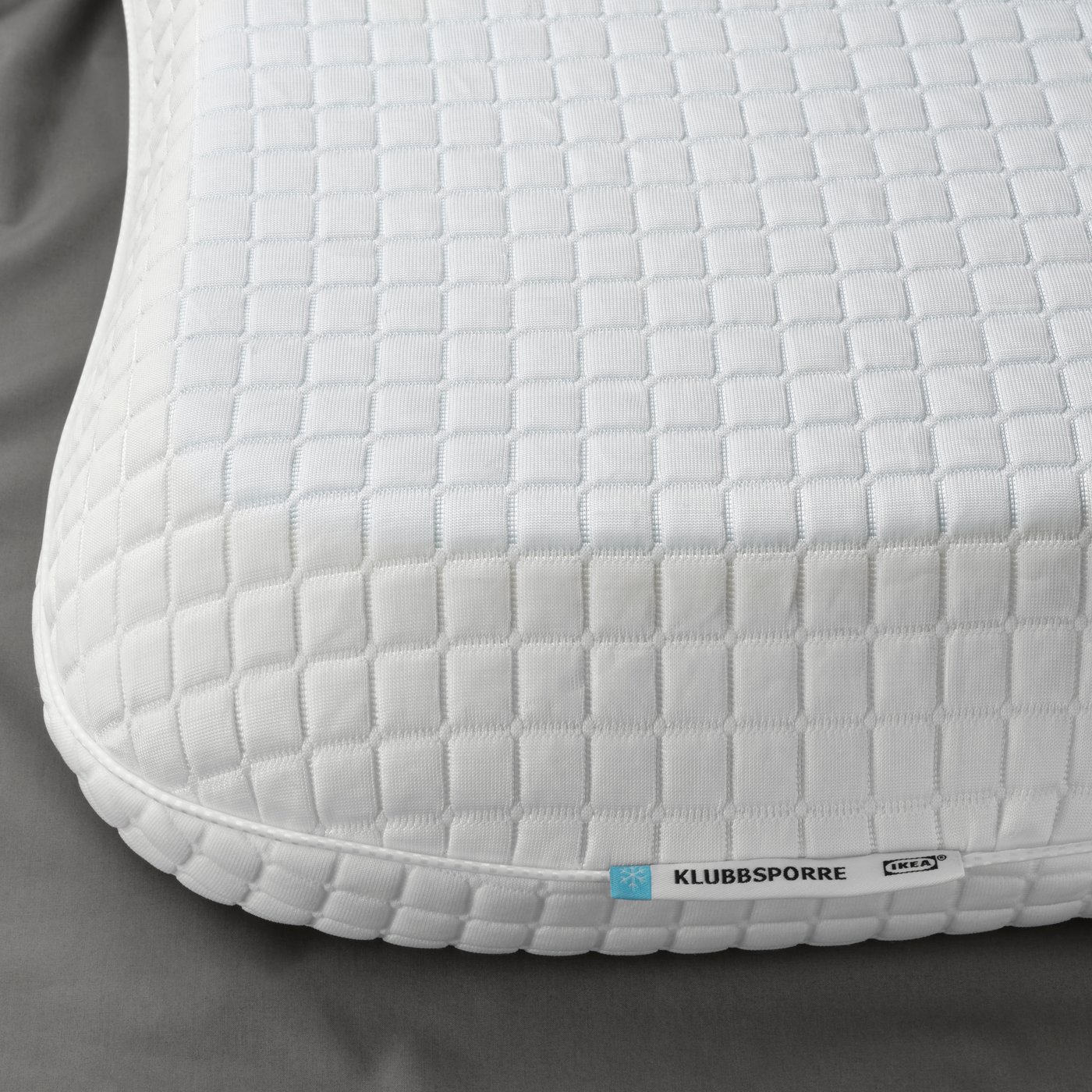 En KLUBBSPORRE ergonomisk kudde, för dig som sover på sidan eller ryggen.