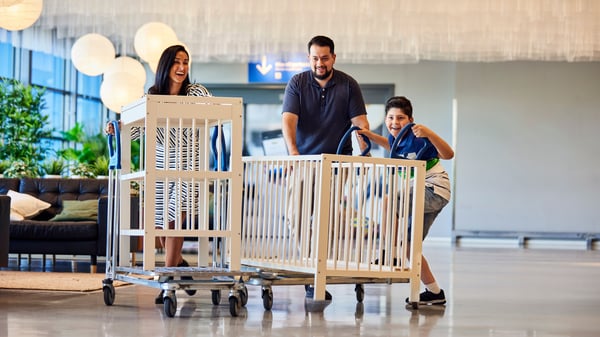 Eine Familie mit einem Kind bringt alte IKEA Kindermöbel zurück und nutzt das Rückkaufservice. 