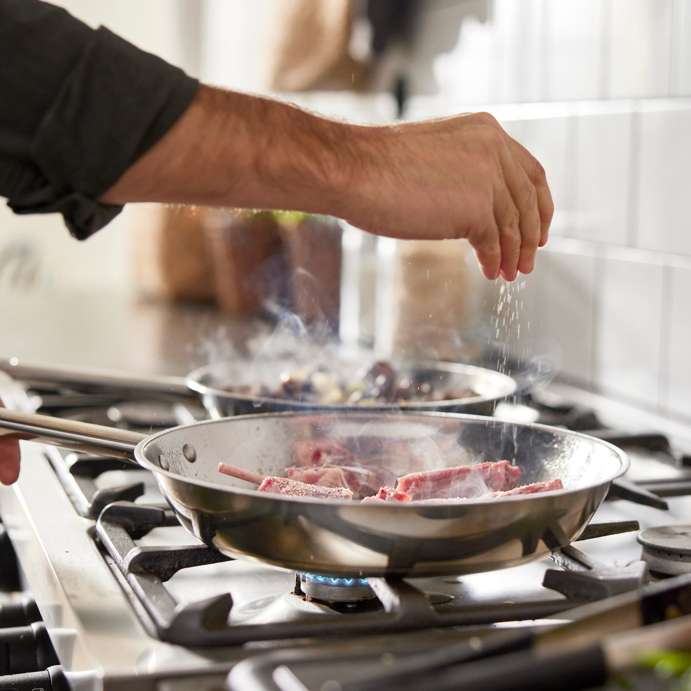 En IKEA 365+-stekpanna i rostfritt stål i köket