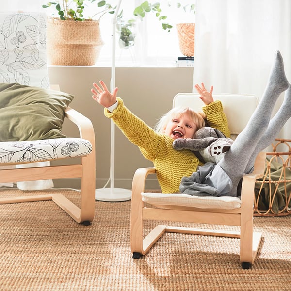 A natural LOHALS rug, flatwoven in the living room