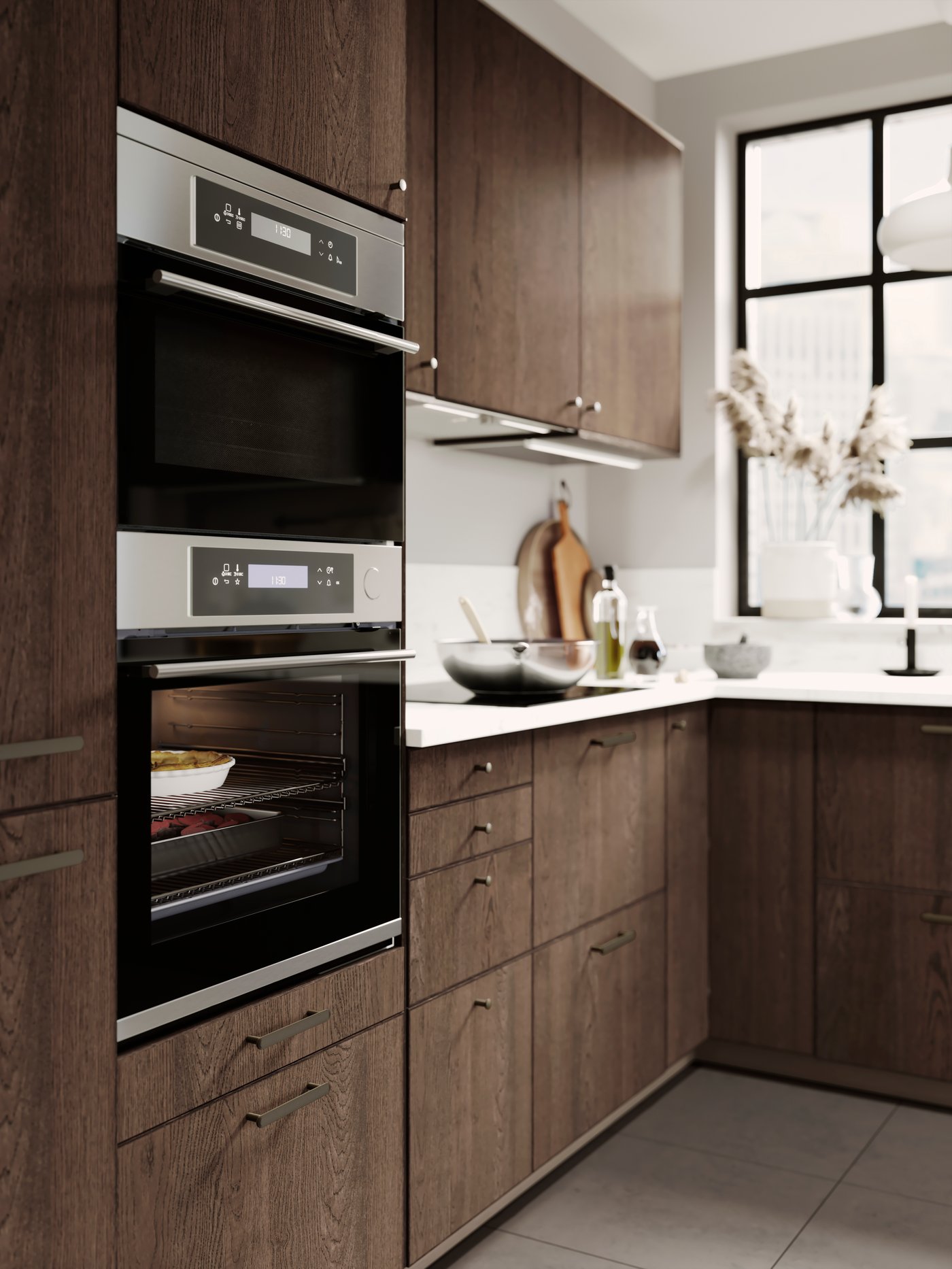 Una cocina con muebles de cocina modernos de frentes SINARP café oscuro con electrodomésticos empotrados.