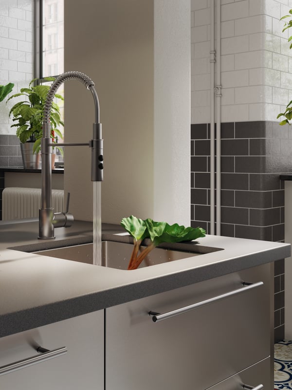 Un plan de travail fait sur mesure KASKER imitation béton/quartz dans une cuisine