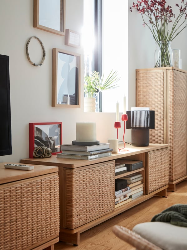 FRYKSÅS TV Bank aus Rattan. Daneben der passende FRYKSÅS Rattan Wohnzimmerschrank.