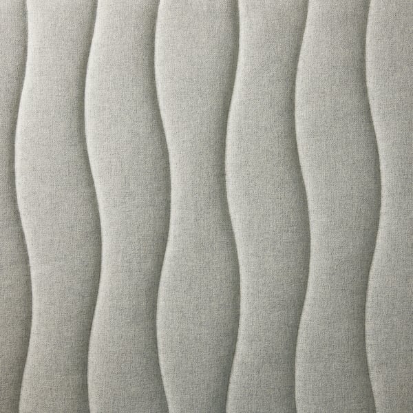 The wave-patterned seams of a MITTZON acoustic screen for desk in Gunnared beige.