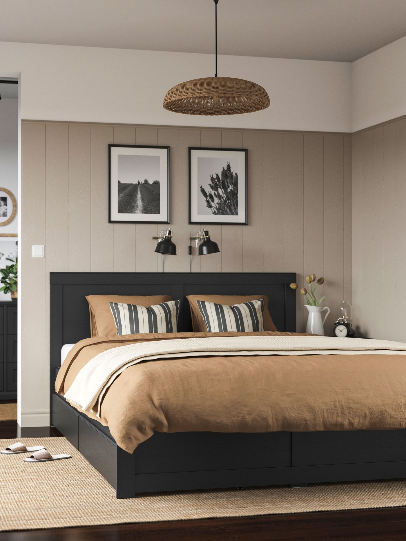 Une structure de lit FÅGELFJÄLLET effet chêne noir avec sommier à lattes LÖNSET et deux coffres dans une chambre.