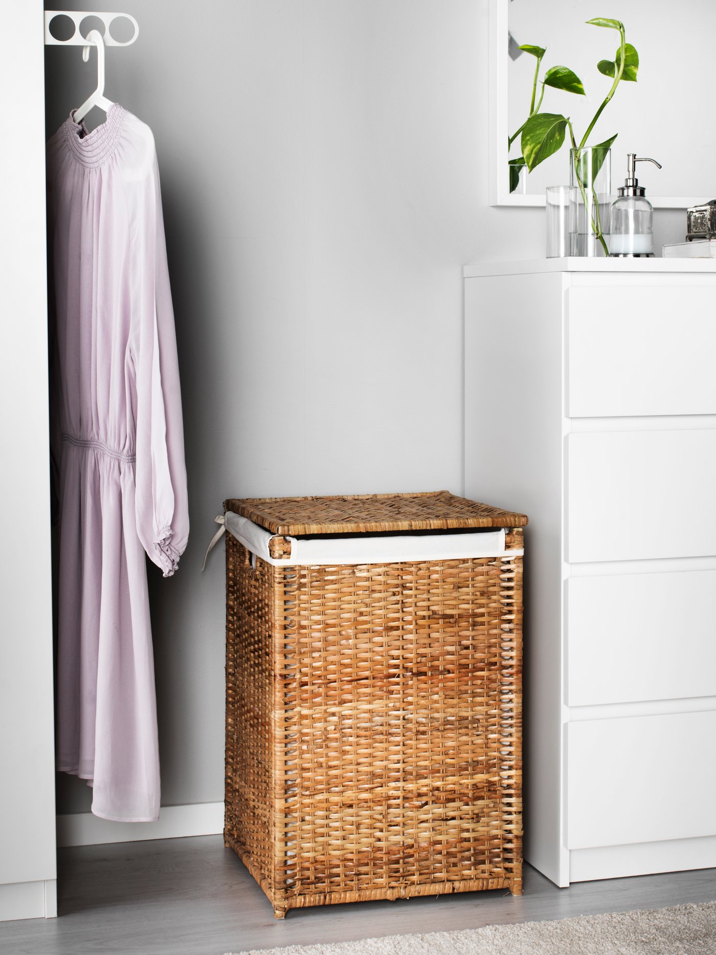 A rattan BRANÄS laundry basket with lining in the bathroom
